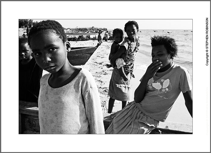 009_PZmL.8161BW-Children-Lake-Mweru-N-Zambia