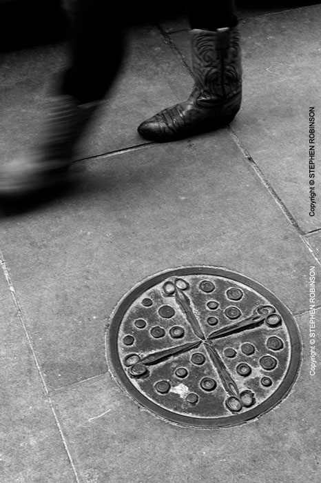 005_UArUk.4986VBW-Street-Art-Roundel-Scissors-&-Buttons-London