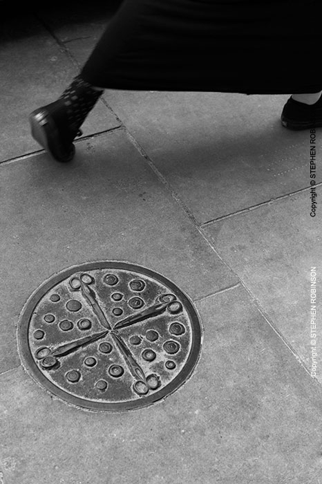 010_UArUk.5002VBW-Street-Art-Roundel-Scissors-&-Buttons-London