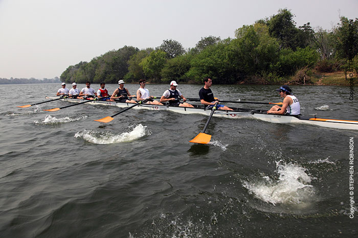 009_SZmR.0286-Rowing-on-Zambezi-Oxford-Alumni-Men's-Eight-at-speed