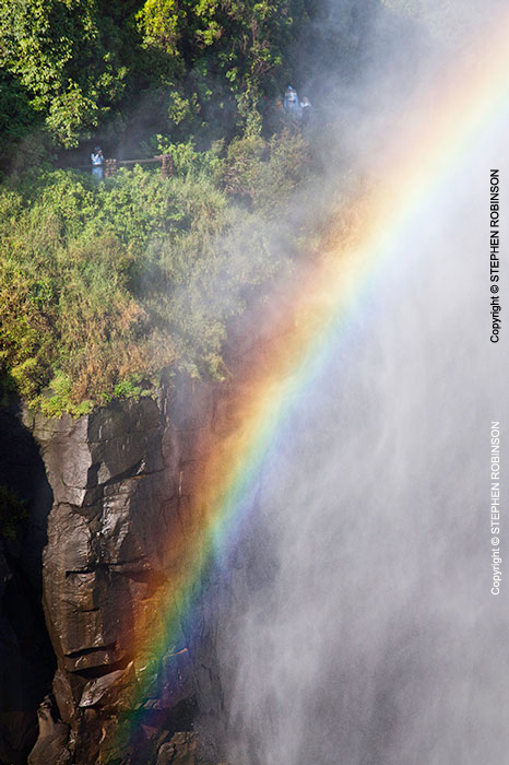 005_TZmS.6661V-Rainbow&People-Victoria-Falls-Zambia