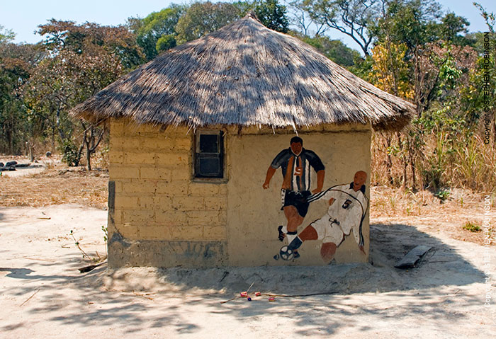 002_CZmA.8447-African-Painted-House-Football