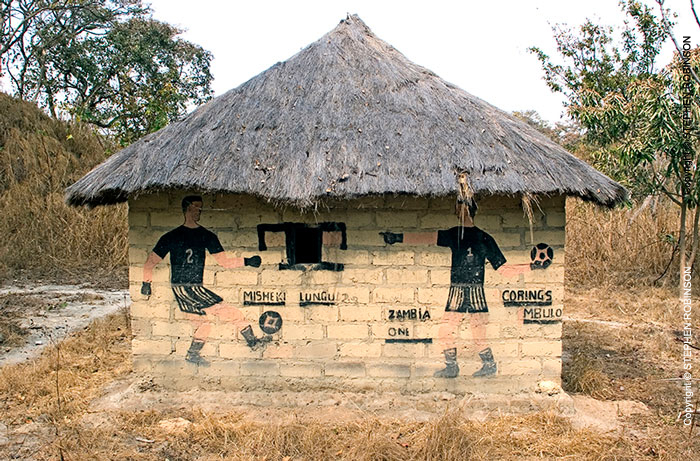 004_CZmA.8525-African-Painted-House-Football