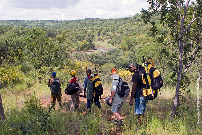 059_TZmS.3627-Hiking-Group-S-Zambia