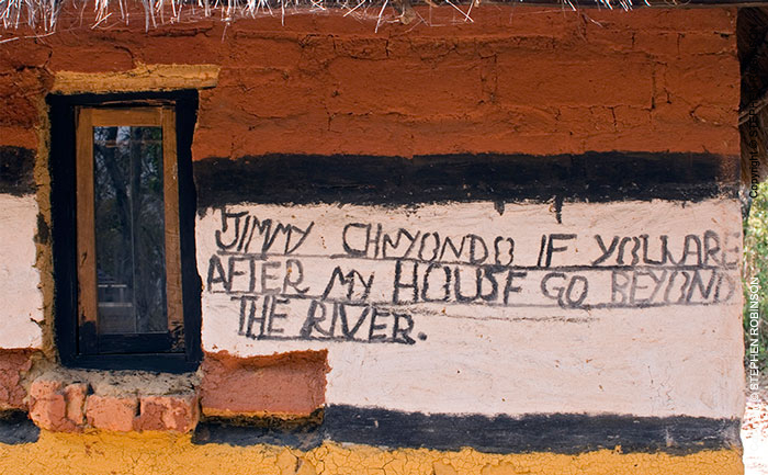 027_CZmA.8786-African-Painted-House-Jimmy-Chinyondo's-Message