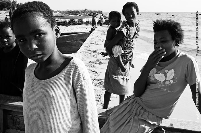 003_PZmL.8161BW-Children-Lake-Mweru-N-Zambia