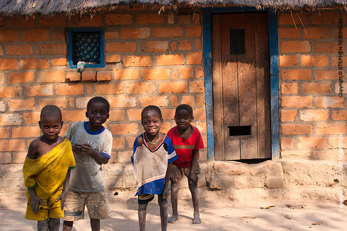 029_PZmNW.8539-African-Painted-House-&-Children#2-Zambia