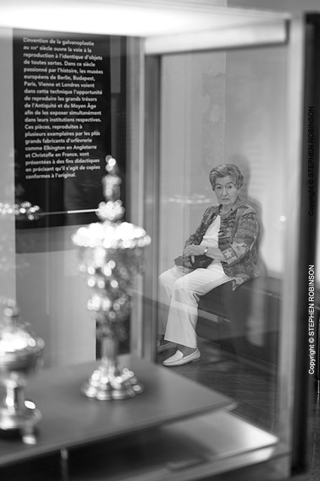 028_UFr.4875BW-Woman-in-Museum-Paris-