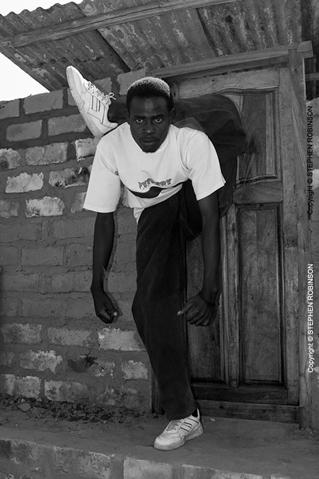 010_PZmL.8008VBW-Village-Contortionist-Luapula-N-Zambia