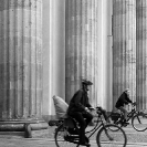 033_UDe.2009BW-Cyclists-Brandenburg-Gate-Berlin-