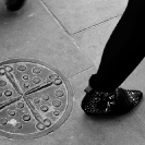 004_UArUk.5008BW-Street-Art-Roundel-Scissors-&-Buttons-London