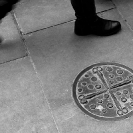 006_UArUk.4987BW-Street-Art-Roundel-Scissors-&-Buttons-London