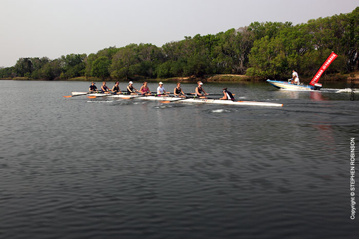 25_SZmR.9895-Rowing-on-Zambezi-Oxford-Ladies'-Eight-at-speed
