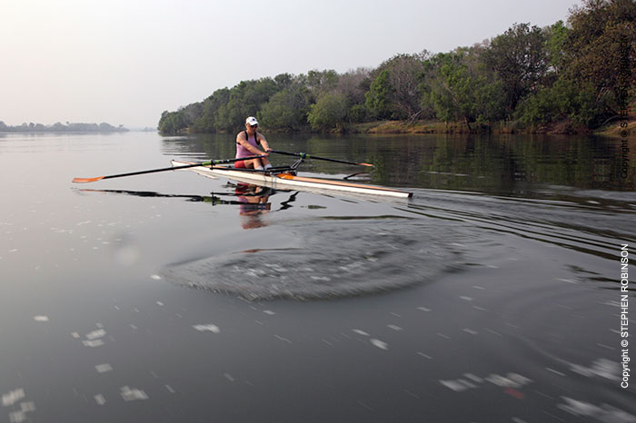 31_SZmR.3145-Rowing-on-Zambezi-Sculling-Olympian-Rika-Diedereks
