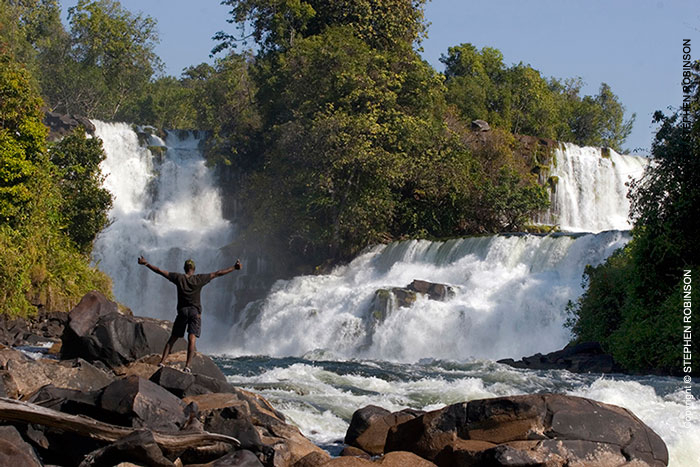 023_TZmN.7979-Kabwelume-Falls-Man-N-Zambia