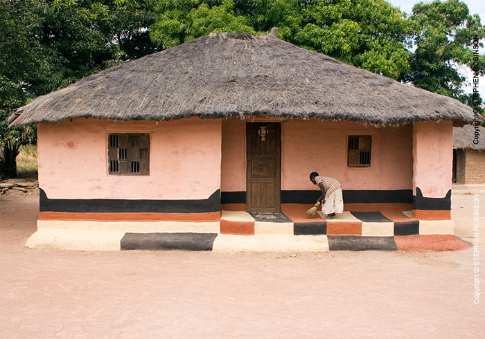 001_CZmA.8066-African-Painted-House