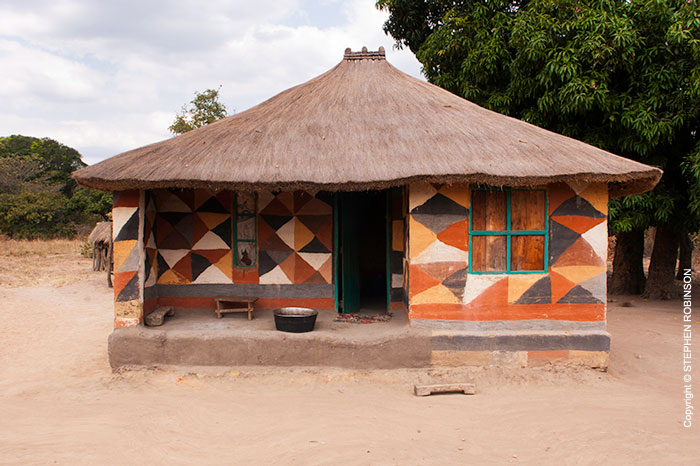 003_CZmA.8074-African-Painted-House