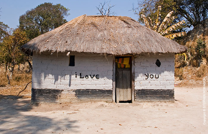 004_CZmA.8441-African-Painted-House-I-Love-You