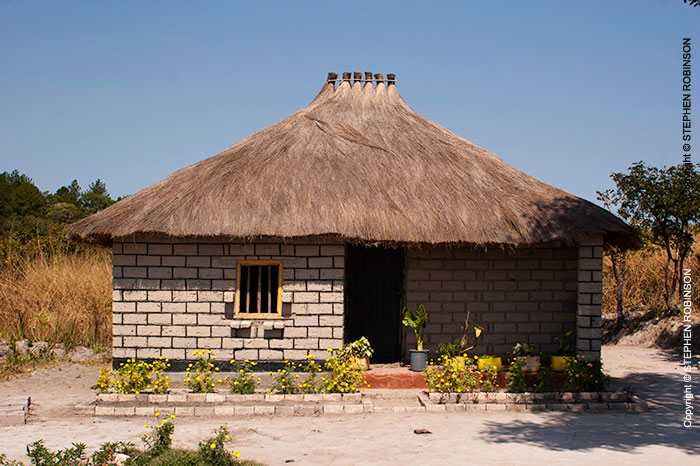 007_CZmA.8007-African-Painted-House