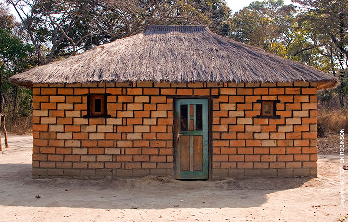 011_CZmA.8540-African-painted-House