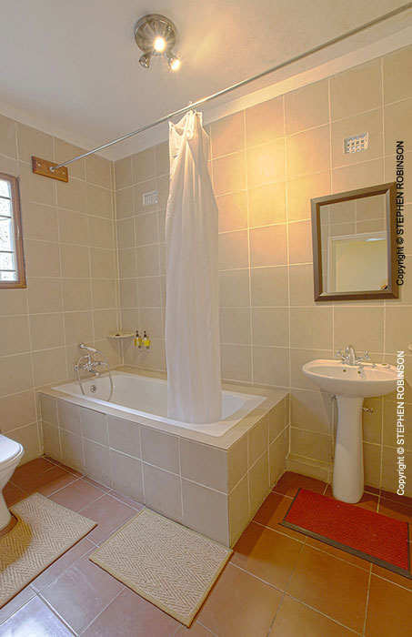 018_ML.170911V-Hotel-Guest-Bathroom-Zambia
