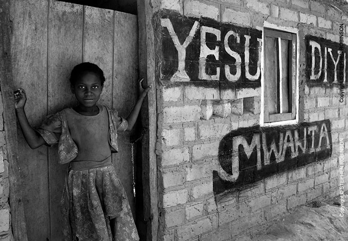 020_PZmNW.8656BW-African-Painted-House-Jesus-is-King-Zambia