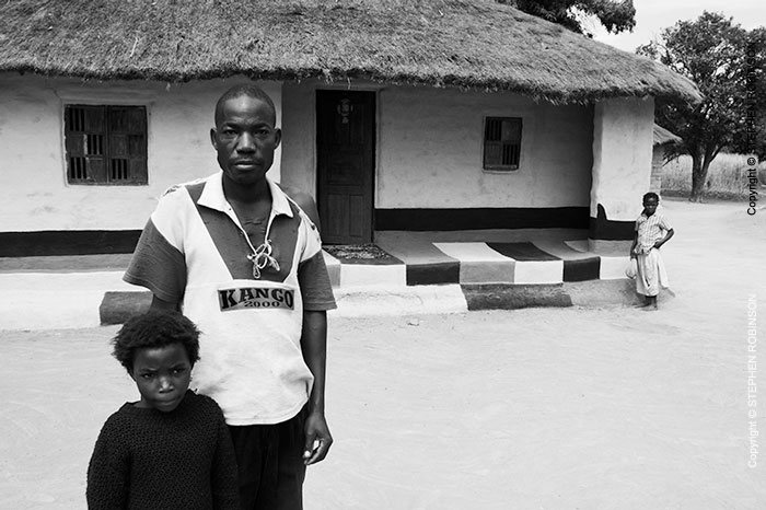 016_PZmN.8063BW-African-Painted-House-&-Owner-N-Zambia