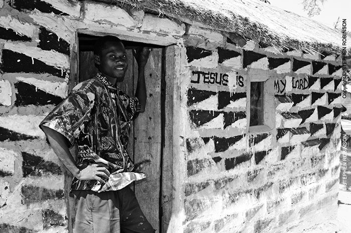 020_PZmNW.8780BW-African-Painted-House-&-Owner-Jesus-is-my-Lord