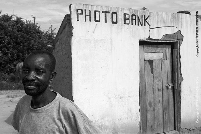 009_CZmA.3070BW-Photo-Kiosk-owner-Zambia
