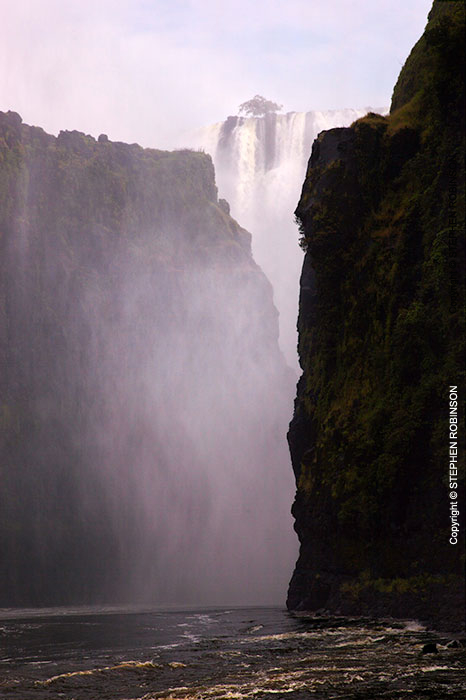 080_LZmS.7117V-Victoria-Falls-from-below-Zambezi-R-Zambia
