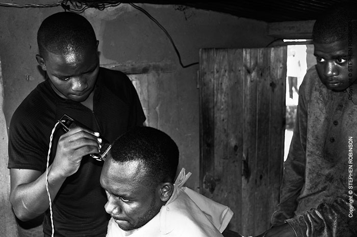 004_PZmCb.3001BW-Barbershop-Zambia